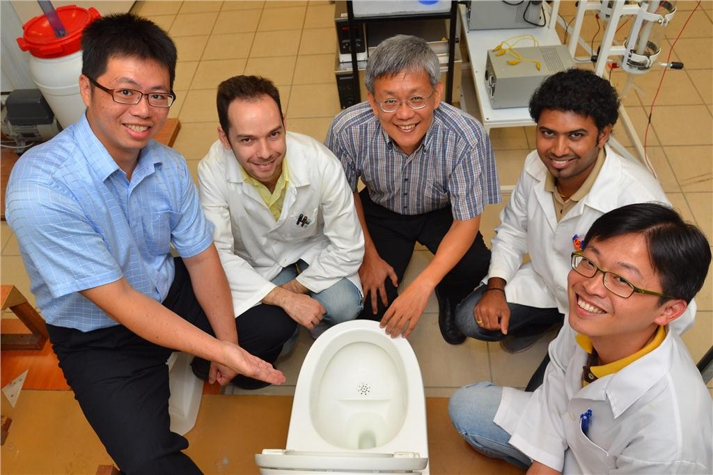(L-R) Prof Chang, Dr Giannis, Prof Wang, Dr Rajagopal and Dr Chen with the No Mix Vacuum Toilet.
