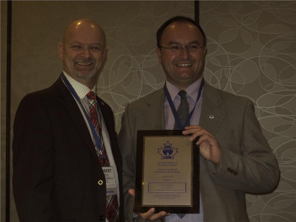 Eric Lemay (r), national sales manager, Canada, Flexcon accepts a new member plaque from CIPH chairman Robert Whitty.