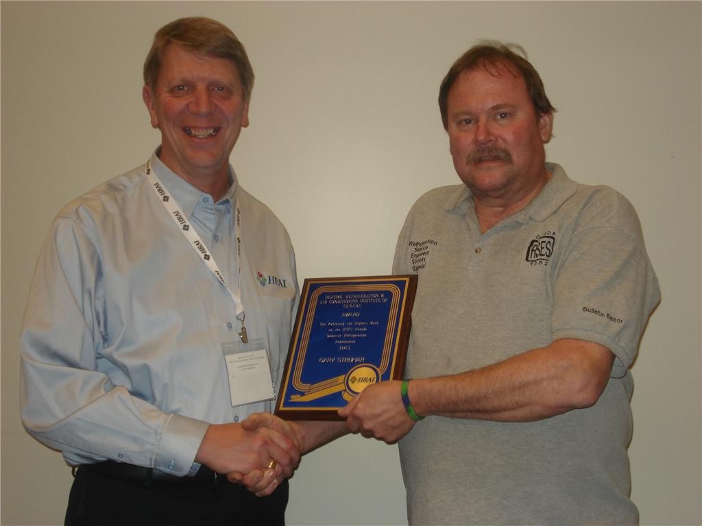 Gary Struhar (r) accepts the award from Warren Heeley, HRAI president.
