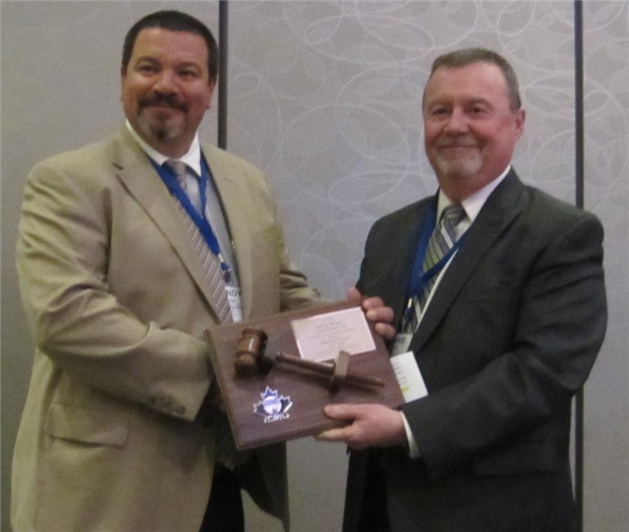 Randy Winter (l) of Canplas Industries hands over the CIPH ON Region presidential reins to Dennis Costello of Flocor.