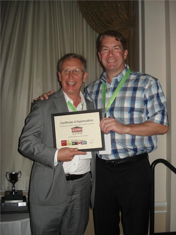 Stephen Koch (l) presents a sponsor appreciation plaque to Steven Wilson of Kerr Smart Energy, one of 17 event sponsors.