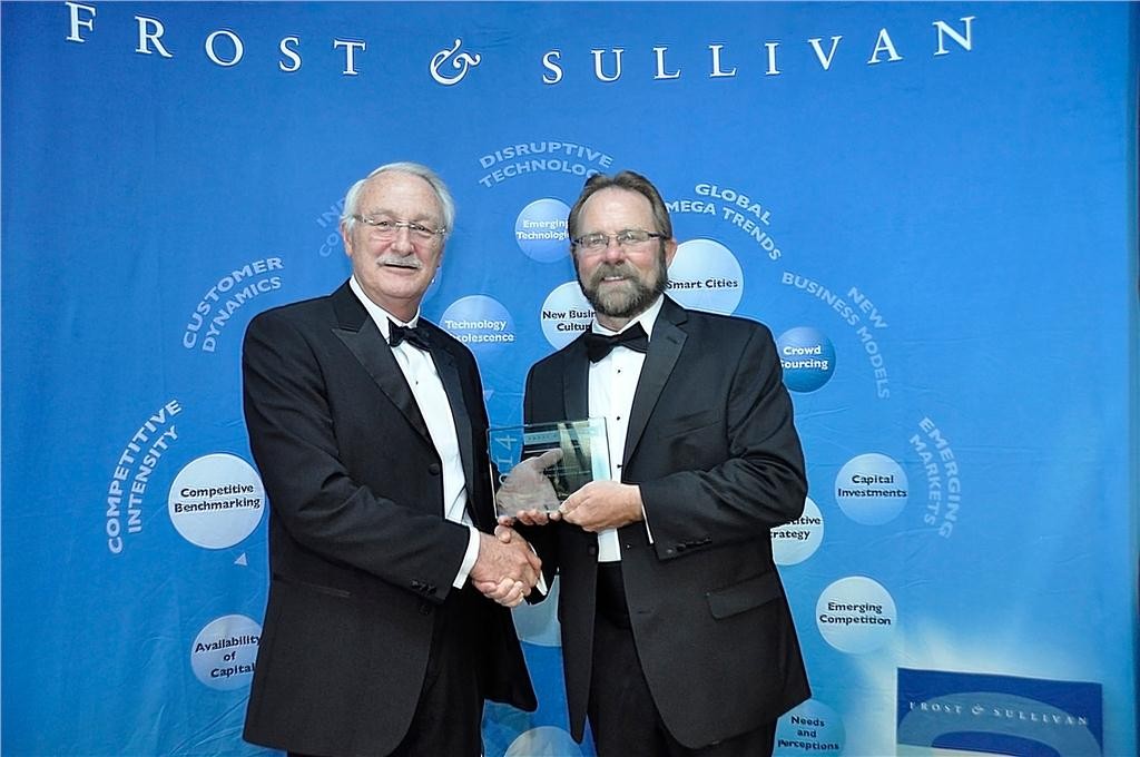 Charles Armstrong (l), chairman of Armstrong Fluid Technology accepts the 2014 European Frost & Sullivan Award for Customer Value Leadership from Jeff Frigstad, senior global vice president, best practices, Frost & Sullivan.