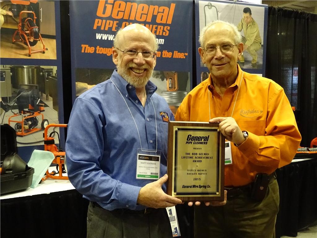 Rafales Agencies Inc. founder Harvey Raymer (r) accepts the Bob Gelman Lifetime Achievement Award from Marty Silverman of General Pipe Cleaners.