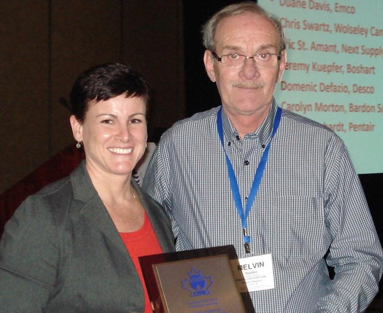 Melvin Stadler, Emco, with CIPH chair Sin Smith after receiving a Lifetime Service Award.